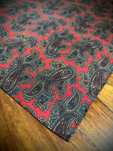 Lade das Bild in den Galerie-Viewer, Pochette vintage paisley rouge en soie
