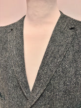 Afbeelding in Gallery-weergave laden, Harris Tweed X Tom Rusborg gilet gris à chevrons en pure laine 56
