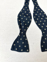 Charger l&#39;image dans la galerie, Duo de noeuds papillon en soie vintage
