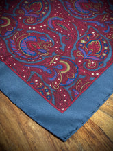 Afbeelding in Gallery-weergave laden, Pochette vintage en soie à motif floral Made in Italy
