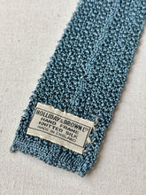 Charger l&#39;image dans la galerie, Holliday &amp; Brown Ltd cravate bleue vintage en tricot de soie Made in England
