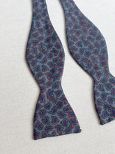 Charger l'image dans la galerie, Noeud papillon paisley vintage en soie
