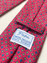 Lade das Bild in den Galerie-Viewer, Pape Maître tailleur Paris London cravate rouge en soie à motif géométrique Made in Italy
