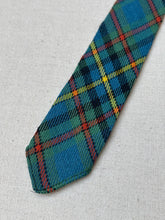 Charger l'image dans la galerie, Cravate verte tartan en laine vierge Made in Scotland
