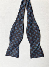 Charger l&#39;image dans la galerie, Noeud papillon vintage marron en soie Made in Italy
