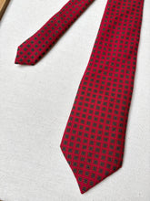Cargar imagen en el visor de la galería, Cravats of London cravate rouge en laine Made in England
