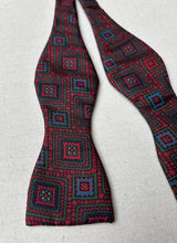 Charger l'image dans la galerie, Noeud papillon rouge vintage à motif géométrique en soie
