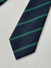 Charger l&#39;image dans la galerie, Cravats of London cravate club en laine Made in England
