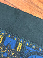 Lade das Bild in den Galerie-Viewer, Pochette paisley vintage verte en soie Made in England
