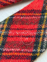 Charger l&#39;image dans la galerie, John Hanly cravate tartan rouge en pure laine vierge
