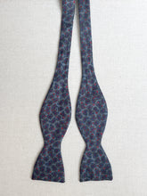 Charger l'image dans la galerie, Noeud papillon paisley vintage en soie
