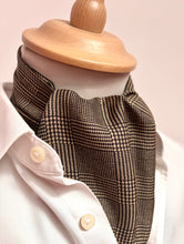 Lade das Bild in den Galerie-Viewer, Tie Rack London cravate ascot en soie beige marron Made in Italy
