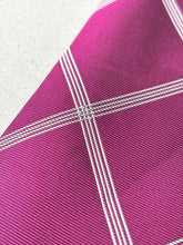 Načíst obrázek do prohlížeče Galerie, Inès de la Fressange X Drakeova červená hedvábná kravata s geometrickým vzorem, vyrobeno v Anglii
