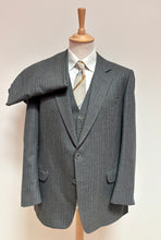 Načíst obrázek do prohlížeče Galerie, Třídílný vintage pruhovaný oblek Sportex by Dormeuil z čisté vlny, velikost M/48 
