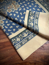 Cargar imagen en el visor de la galería, Van Gestel by Breuer foulard carré vintage 100% soie à motif floral
