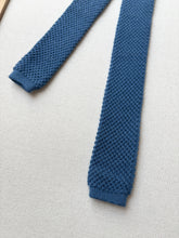 Charger l&#39;image dans la galerie, Cravate bleue tricot vintage 100% laine Made in Italy
