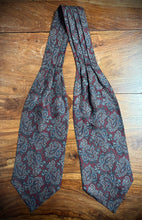 Charger l'image dans la galerie, Cravate ascot vintage bordeaux en soie à motif floral

