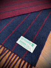 Afbeelding in Gallery-weergave laden, Johnstons of Elgin écharpe bordeaux et marine en laine et cachemire Made in Scotland
