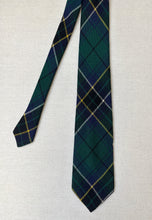 Cargar imagen en el visor de la galería, The Scotch House cravate tartan en laine vierge Made in Scotland
