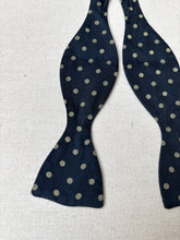 Charger l&#39;image dans la galerie, Duo de noeuds papillon en soie vintage
