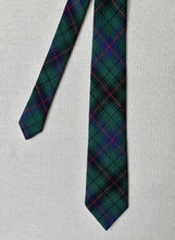 Charger l&#39;image dans la galerie, Cravate tartan Davidson en laine vierge Made in Scotland
