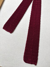 Načíst obrázek do prohlížeče Galerie, Holliday &amp; Brown Ltd cravate rouge vintage en tricot de soie Made in England
