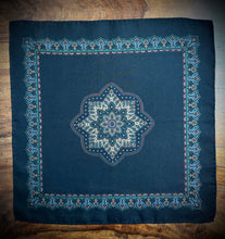 Charger l&#39;image dans la galerie, Duo de pochettes noires vintage en soie
