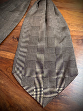 Lade das Bild in den Galerie-Viewer, Tie Rack London cravate ascot en soie beige marron Made in Italy

