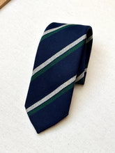 Load image into Gallery viewer, Harrod's cravate marine club en laine Made in England
