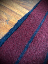 Afbeelding in Gallery-weergave laden, Johnstons of Elgin écharpe bordeaux et marine en laine et cachemire Made in Scotland
