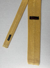 Charger l&#39;image dans la galerie, Cravate vintage jaune à pois en tricot de soie
