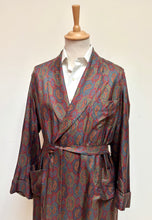 Afbeelding in Gallery-weergave laden, Cerruti robe de chambre paisley vintage à col châle en pure soie Made in France
