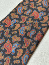 Lade das Bild in den Galerie-Viewer, Pierre Cardin cravate noire vintage paisley en soie Made in Italy
