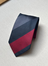 Lade das Bild in den Galerie-Viewer, Charvet cravate club vintage en soie Made in France
