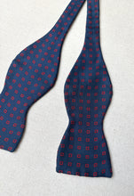 Charger l&#39;image dans la galerie, Duo de noeuds papillon en soie vintage Made in Italy
