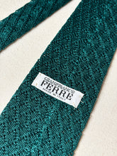 Charger l'image dans la galerie, Gianfranco Ferre cravate vintage verte en maille 100% soie Made in Italy
