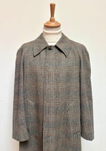 Carica l&#39;immagine nel visualizzatore di Gallery, Dunn &amp; Co manteau classique raglan Prince de Galles en pure laine vierge L
