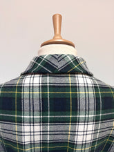 Charger l'image dans la galerie, Belvedere Wien robe de chambre tartan vintage à col châle  50/L
