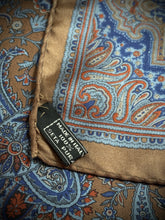 Charger l'image dans la galerie, Pochette de costume marron paisley en soie Made in Italy
