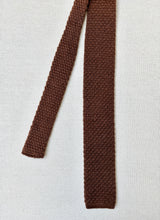 Lade das Bild in den Galerie-Viewer, Cravate tricot vintage marron noisette en alpaga mohair et laine Made in England
