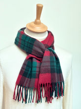 Afbeelding in Gallery-weergave laden, Breuer écharpe tartan à carreaux en laine d&#39;agneau et angora Made in Scotland

