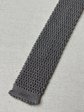 Charger l&#39;image dans la galerie, Mattabisch Napoli cravate gris à pois en tricot de soie
