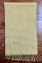 Load image into Gallery viewer, Mackintosh écharpe jaune en pur cachemire Made in Scotland

