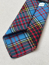 Charger l'image dans la galerie, Cravate bleue tartan en laine vierge Made in Scotland
