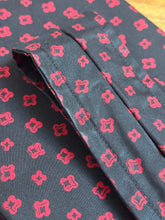 Load image into Gallery viewer, Cravate ascot vintage noire à motif géométrique Made in England
