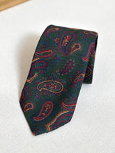 Charger l'image dans la galerie, Gemelli X Vivax cravate verte paisley en soie Made in England
