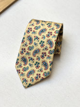 Charger l'image dans la galerie, Breuer cravate jaune vintage paisley en soie Made in France
