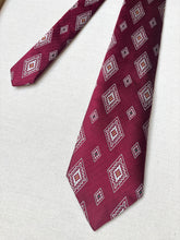 Charger l'image dans la galerie, Daniel Crémieux cravate rouge vintage en soie à motif géométrique Made in France
