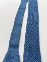 Charger l&#39;image dans la galerie, Cravate bleue tricot vintage 100% laine Made in Italy
