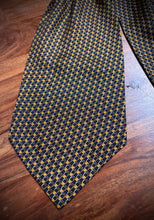 Lade das Bild in den Galerie-Viewer, Lancel Paris cravate ascot en soie marine à motif fantaisie Made in France
